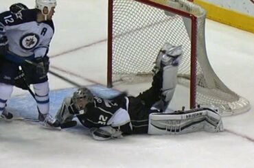 Jonathan Quick lifts his leg for crazy save