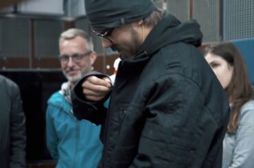 Nico Hischier spielt jungen Schweizer Eishockeyspielern einen Streich - Sky Sport CH [HD]