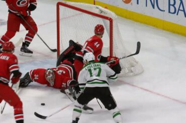 Petr Mrazek extends pad for two clutch saves