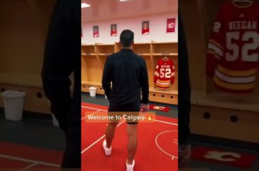 MacKenzie Weegar looking good in his Flames sweater 😎