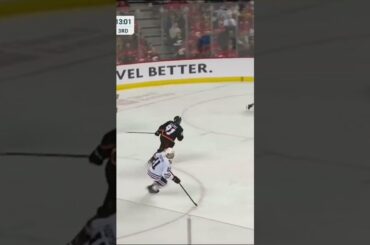 Jaxson Stauber makes 34 saves in his second NHL win! #nhl #blackhawks #goalie #save