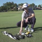 Mads Søgaard viser indhold i sin bag