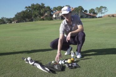 Mads Søgaard viser indhold i sin bag