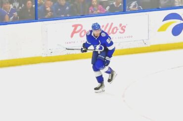 Steven Stamkos left the game because he becomed injured in his leg #nhl