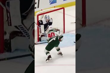 Eriksson Ek between-the-leg dish 🤯