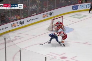 Nikita Zadorov lays two big hits on Andrei Kuzmenko (31 mar 2023)
