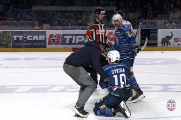 Zákrok Huntera Fejesa na Adama Sýkoru (5+DKZ)