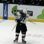 Patrick Guay scores his 50th goal of the season / Patrick Guay marque son 50e but de la saison