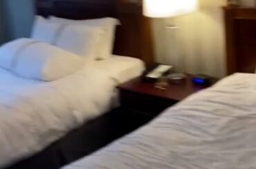 Michael Krutil ukazuje hotelové zázemí Čechů na MS juniorů v Kanadě