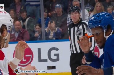 Michael Pezzetta vs Wayne Simmonds Apr 8, 2023