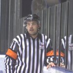 Píšťalka za hokejku. Jakub Šindel si kariéru prodlužuje v pruhovaném