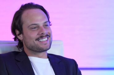 Auston Matthews goes head-to-head with Nasher in NHL23