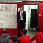 Sean Couturier s'adresse aux joueurs des Voltigeurs avant le retrait de son chandail