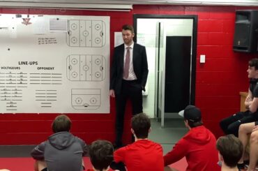 Sean Couturier s'adresse aux joueurs des Voltigeurs avant le retrait de son chandail