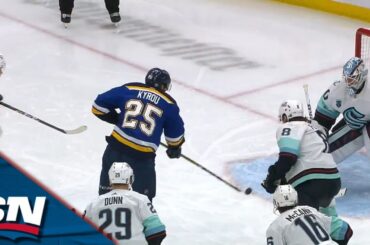 Jordan Kyrou Shows Off Hand-Eye Backhanding Puck Out Of Mid-Air For Beauty Goal vs. Seattle Kraken