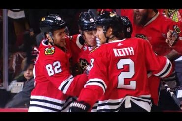 Jonathan Toews knocks home Vinnie Hinostroza's cross ice pass