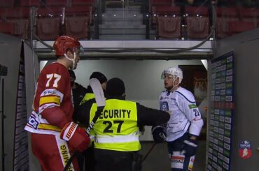 Zakrvavený Bajtek putoval po zákroku na Krajča do šatne, ten naďalej pokračoval v zápase.