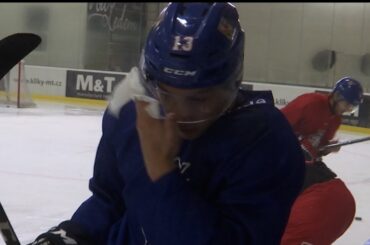 Ve dvacítce poprvé odložili košík. Kdo si zvykal na helmu s plexisklem?