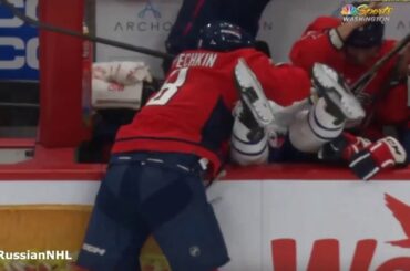 Alex Ovechkin's huge hit against Timmins, sends him on a bench (17 dec 2022)