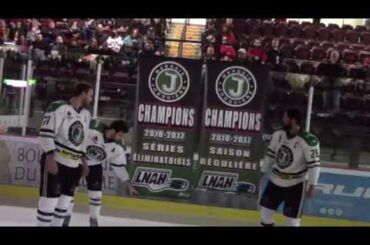 Les bannières de championnats de la saison et des séries 2016-2017