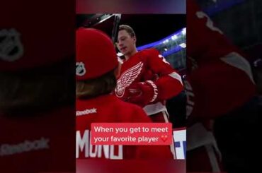 A great moment between this young fan and Lucas Raymond 🤩 (via @nhl) #shorts