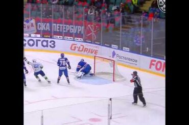 Маннинен забрасывает шальную в ворота СКА!