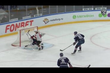 Zernov beats Olkinuora with one-timer after Komarov` feed