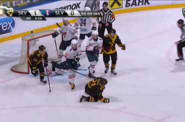 Кодола протыкает шайбу в ворота