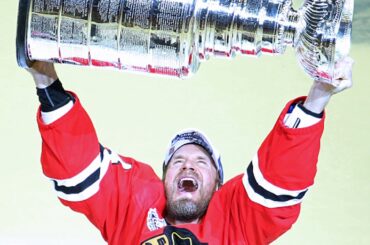 Toews hands the Stanley Cup to Timonen