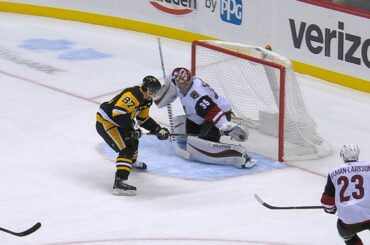 Kuemper unbothered by Sid, robs him with the glove