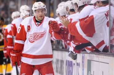 Detroit Red Wings Pavel Datsyuk marvels announcers with this pass
