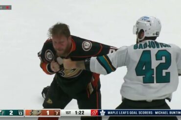 Nicolas Deslauriers fight with Jonah Gadjovich. Крутая драка в  матче Анахайм - Сан-Хосе.