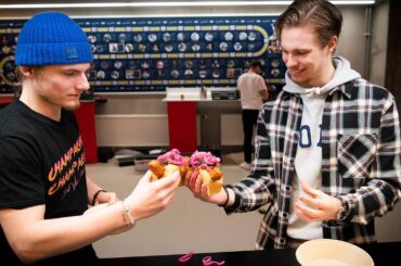 Lias Andersson och Hugo Alnefelt testar nya matkonceptet i Kinnarps Arena från Holy Smoke.