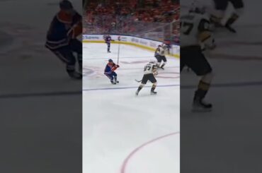 Warren Foegele gets his second as the wild start continues. 2-1 #oilers #nhl #playoffs #Game6