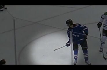 Nathan MacKinnon catches puck on his stick