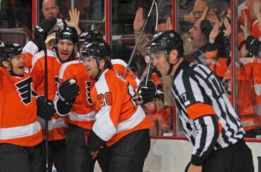 Claude Giroux scores backhander while falling