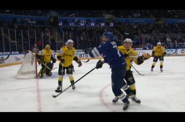 Geraskin hits Tarasov in the back