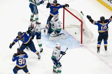 Schwartz's deflection goal ties game for Blues in final seconds