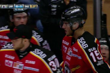 Cristian Jaros håller inte igen - delar ut en supertackling på Sebastian Olsson - TV4 Sport