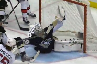 Fleury makes an insane glove save