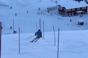 Axel Andersson Sollentuna U-12 tränar bra slalom både teknik och på tid 2021-01-17 i Sundsvall
