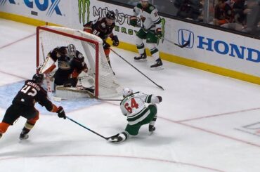 Granlund, Zucker net nearly-identical goals in 2nd