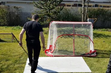 Fake lacrosse scooping ice hockey goal - score in opposite corner - Sune's trick