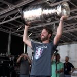 Francouz ukázal v Plzni Stanley Cup. Přivezl ho na džípu
