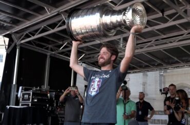 Francouz ukázal v Plzni Stanley Cup. Přivezl ho na džípu
