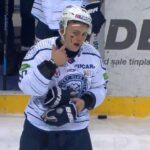 Krvavý šrám na tvári Adama Sýkoru po vysokej hokejke Denisa Paršina