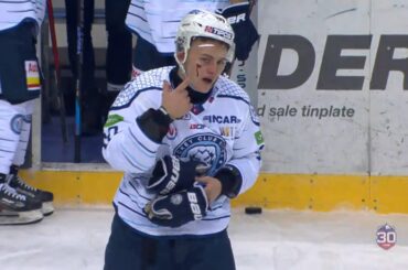 Krvavý šrám na tvári Adama Sýkoru po vysokej hokejke Denisa Paršina