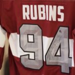 Kristiāns Rubīns “Riga Studio 25/8” studijā nodod podkasta “9” konkursam savu spēles kreklu