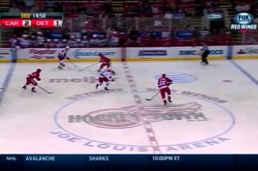 Hockey IQ - Luke Glendening takes the big hit but back checks to cover the open man