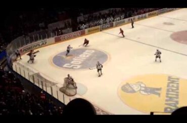 Berglund checking to the head på Öberg